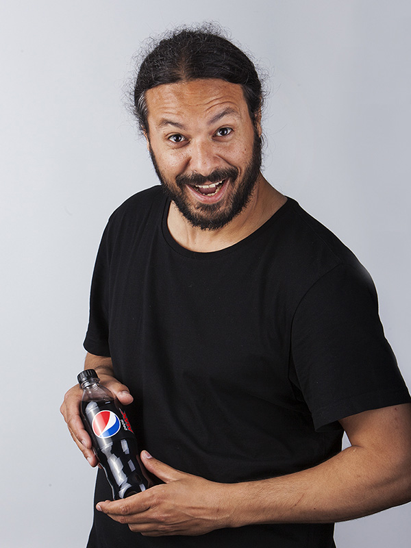Fotograf Levent Ultanur ser fornøyd ut. Pepsi Max, niiiice. Bedriftsfoto