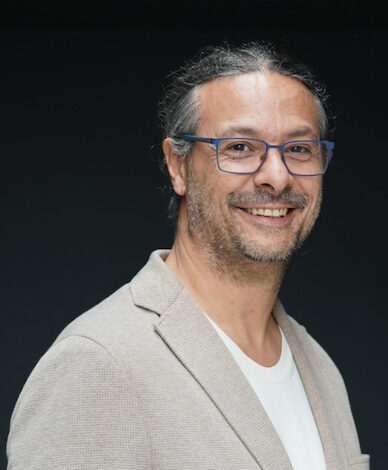Fotograf Levent Ultanur smiling a big smile into the camera.